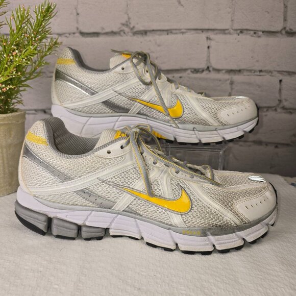 NIKE LIVESTRONG LEATHER/TEXTILE RUNNING SHOES WHITE WITH YELLOW ACCENT SIZE 10 - Picture 1 of 7